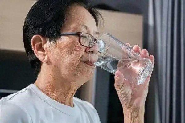 股票配资网址 医生提醒：睡前大量喝水，2个月内身体或有4种变化